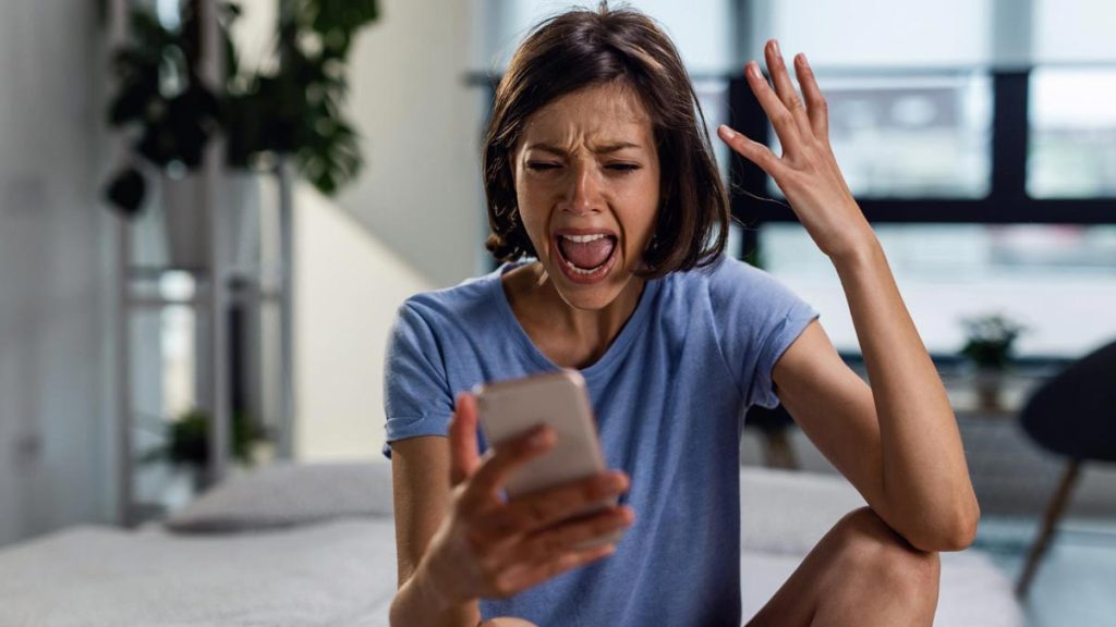 Arnaque par SMS : le Smishing fait de plus en plus de victimes, les autorités lancent l’alerte Arnaque par SMS : le Smishing fait de plus en plus de victimes, les autorités lancent l'alerte