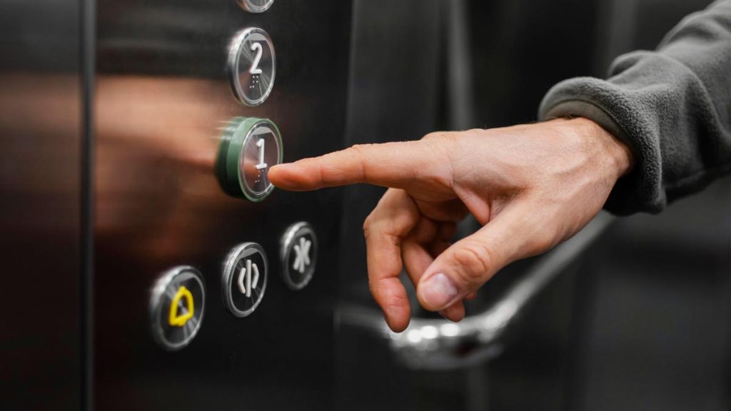 Les miroirs dans les ascenseurs ne sont pas là juste pour faire beau, voici la vraie raison Les miroirs dans les ascenseurs ne sont pas là juste pour faire beau, voici la vraie raison